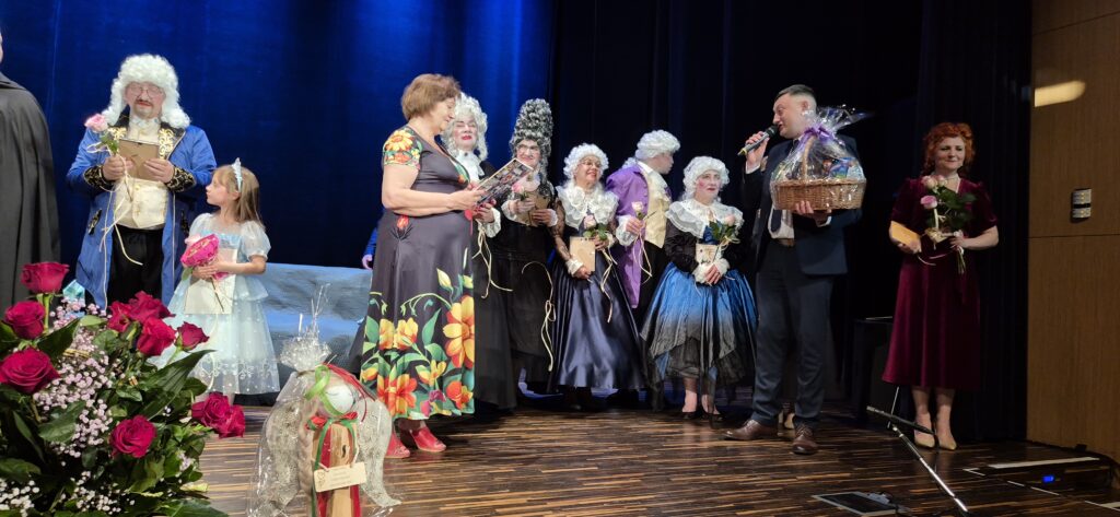 Na zdjęciu prezes PZN, Andrzej Brzeziński, składa podziękowania aktorom Teatru T3