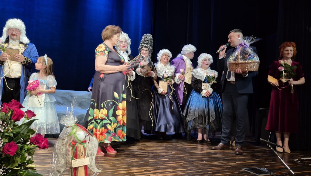 Na zdjęciu prezes PZN, Andrzej Brzeziński, składa podziękowania aktorom Teatru T3