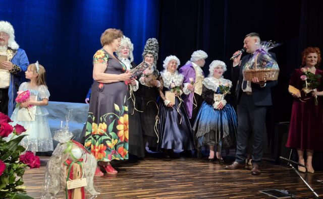 Na zdjęciu prezes PZN, Andrzej Brzeziński, składa podziękowania aktorom Teatru T3