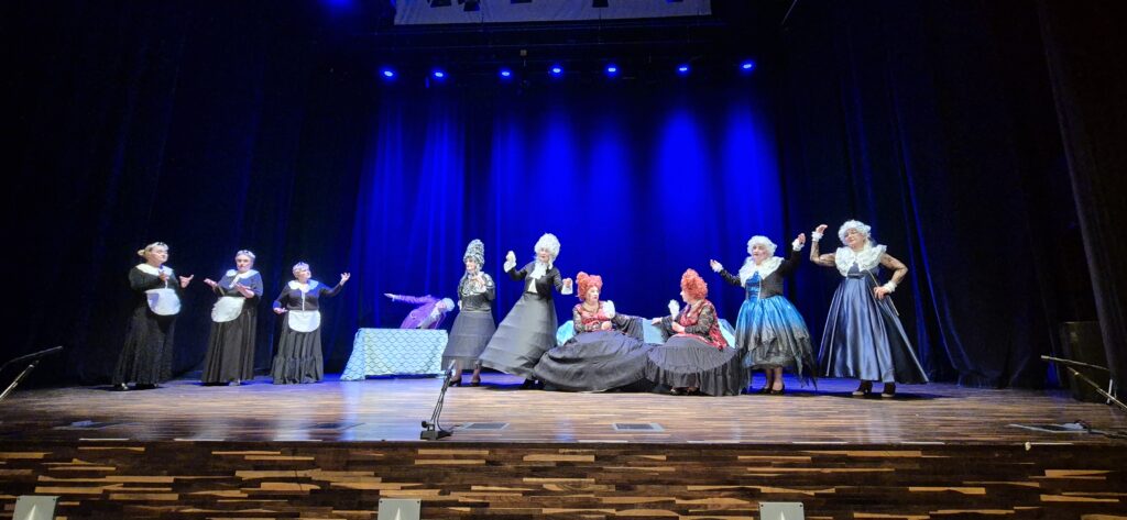 Na zdjęciu aktorzy Teatru T3 podczas spektaklu "Świętoszek"