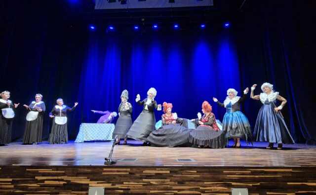 Na zdjęciu aktorzy Teatru T3 podczas spektaklu "Świętoszek"