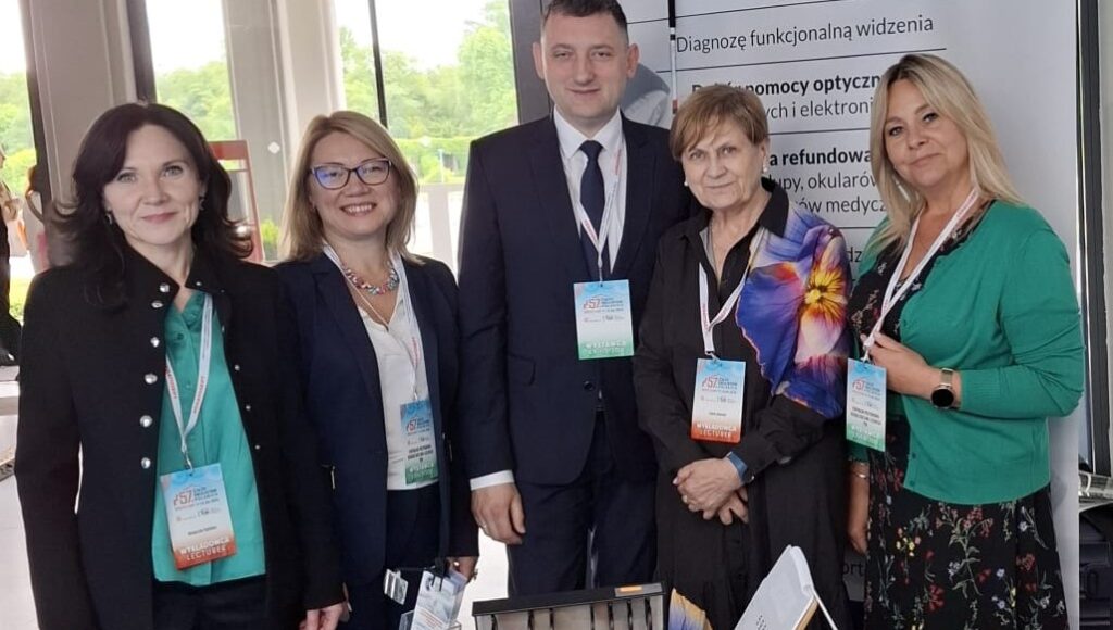 Przedstawiciele PZN w holu konferencyjnym na Zjeździe Okulistów Polskich.