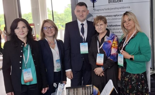 Przedstawiciele PZN w holu konferencyjnym na Zjeździe Okulistów Polskich.