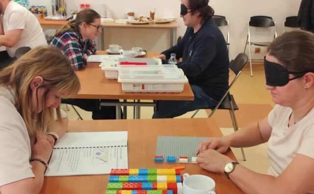 Uczestnicy warsztatów uczą się metodyki LEGO BRAILLE BRICKS.
