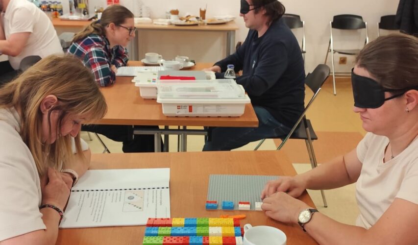 Uczestnicy warsztatów uczą się metodyki LEGO BRAILLE BRICKS.