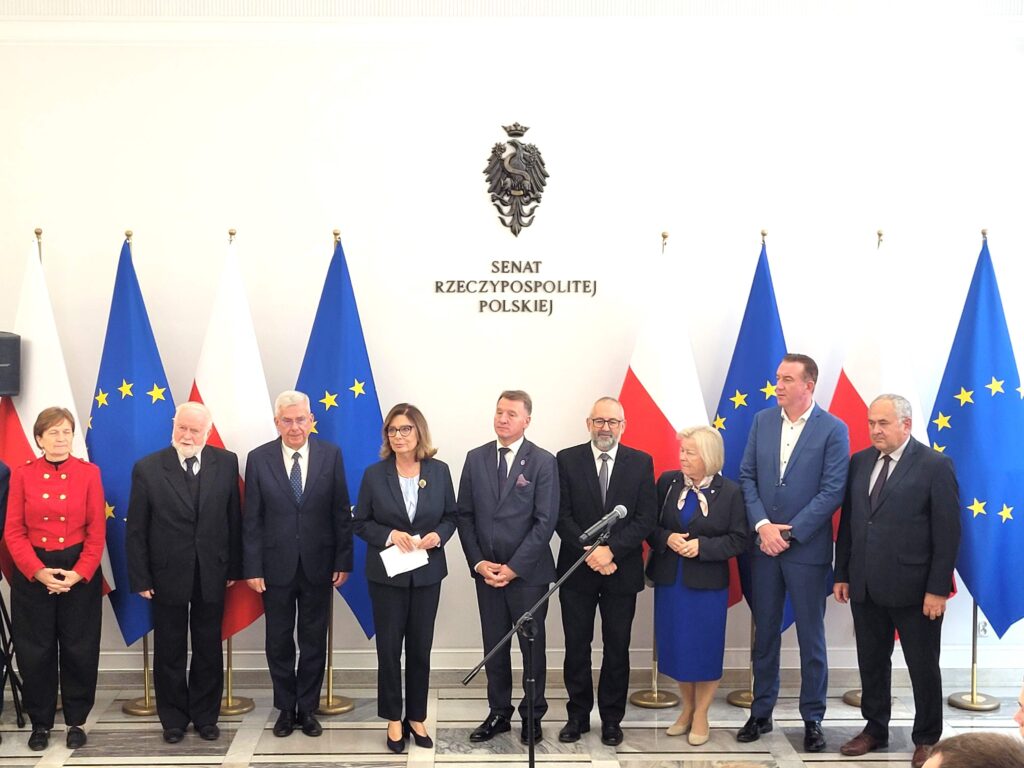 Przedstawiciele Senatu otwierają wystawę o bł. Matce Róży Czackiej.