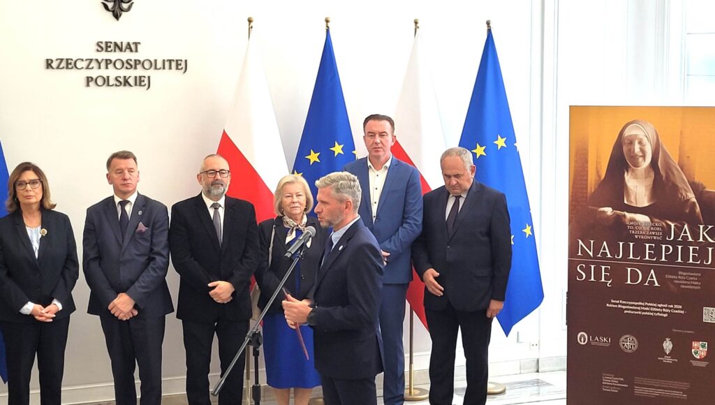 Przedstawiciele Senatu otwierają wystawę o bł. Matce Róży Czackiej.