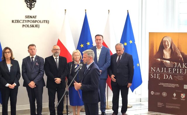 Przedstawiciele Senatu otwierają wystawę o bł. Matce Róży Czackiej.