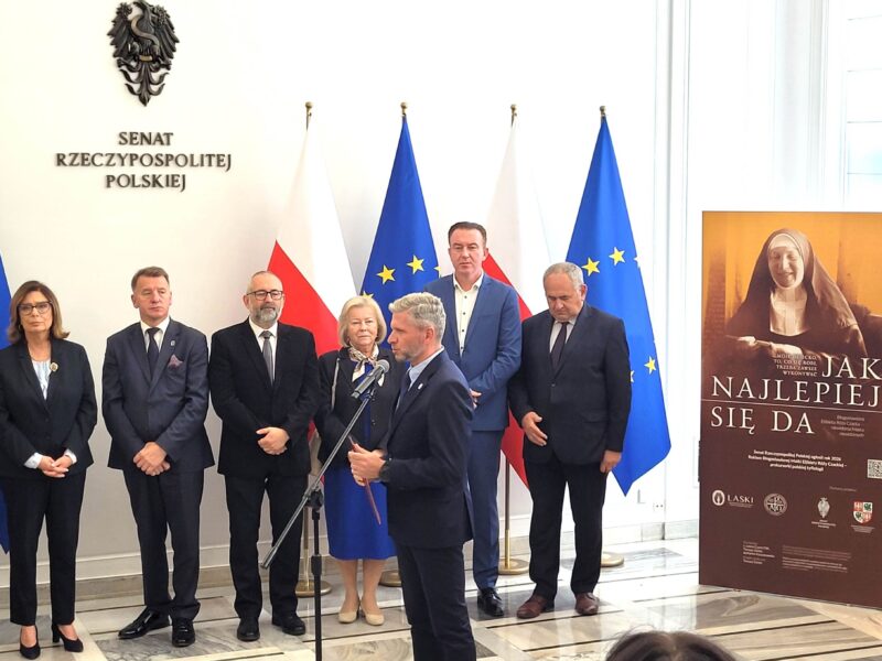 Przedstawiciele Senatu otwierają wystawę o bł. Matce Róży Czackiej.