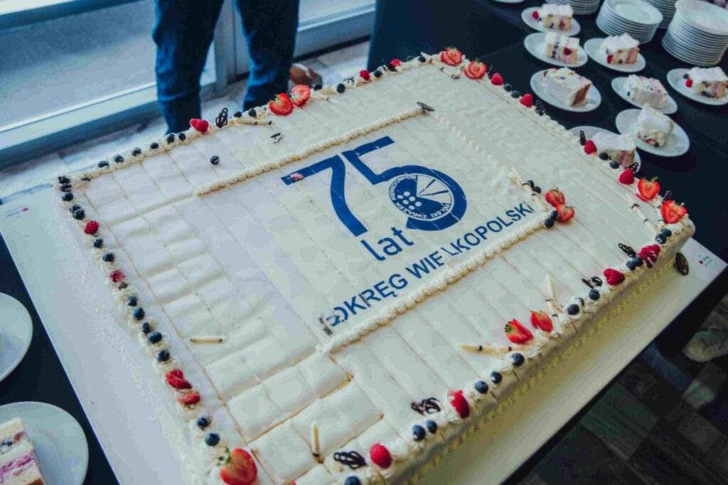 Jubileuszowy tort dla uczestników konferencji.