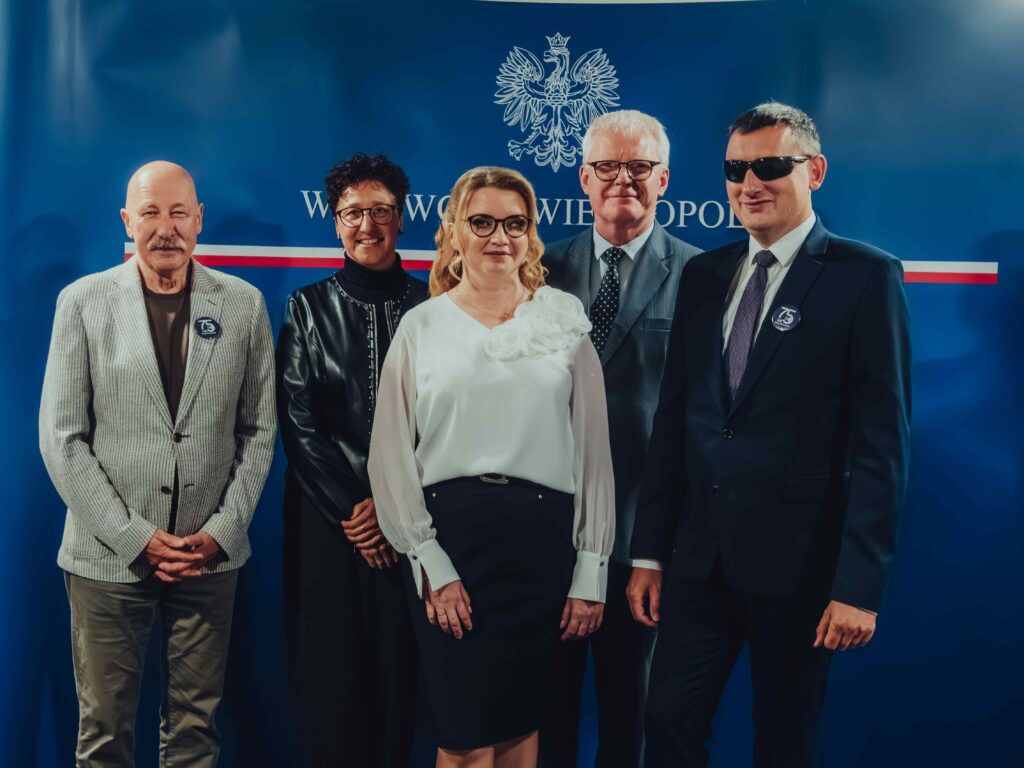 Magdalena Orzeszko wraz z prezesem ZG PZN, wiceprezes Okręgu Opolskiego PZN, prezesem Okręgu Zachodniopomorskiego PZN i przedstawicielką Instytutu Tyflologicznego.