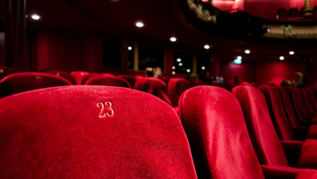 Na zdjęciu siedzenia w teatrze.