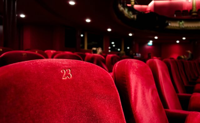 Na zdjęciu siedzenia w teatrze.
