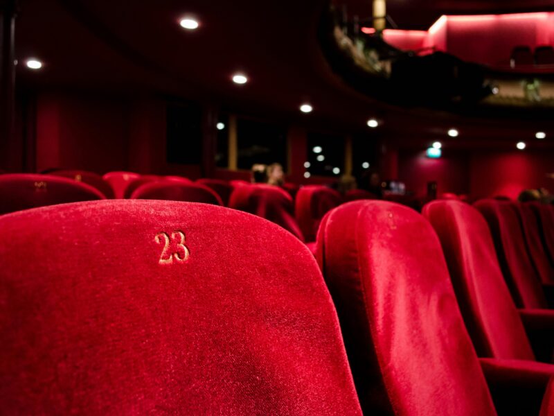 Na zdjęciu siedzenia w teatrze.