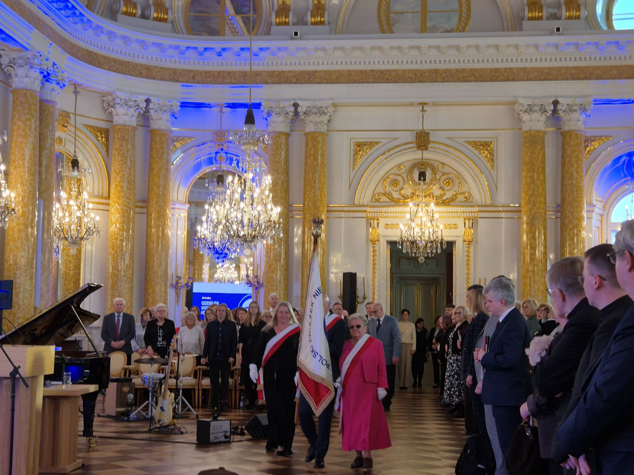 Na zdjęciu poczet sztandarowy na gali jubileuszowej 75-lecia PZN.