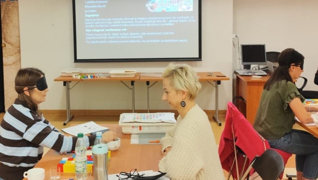 Uczestniczki warsztatów w trakcie nauki z metodyki LEGO BRAILLE BRICKS.
