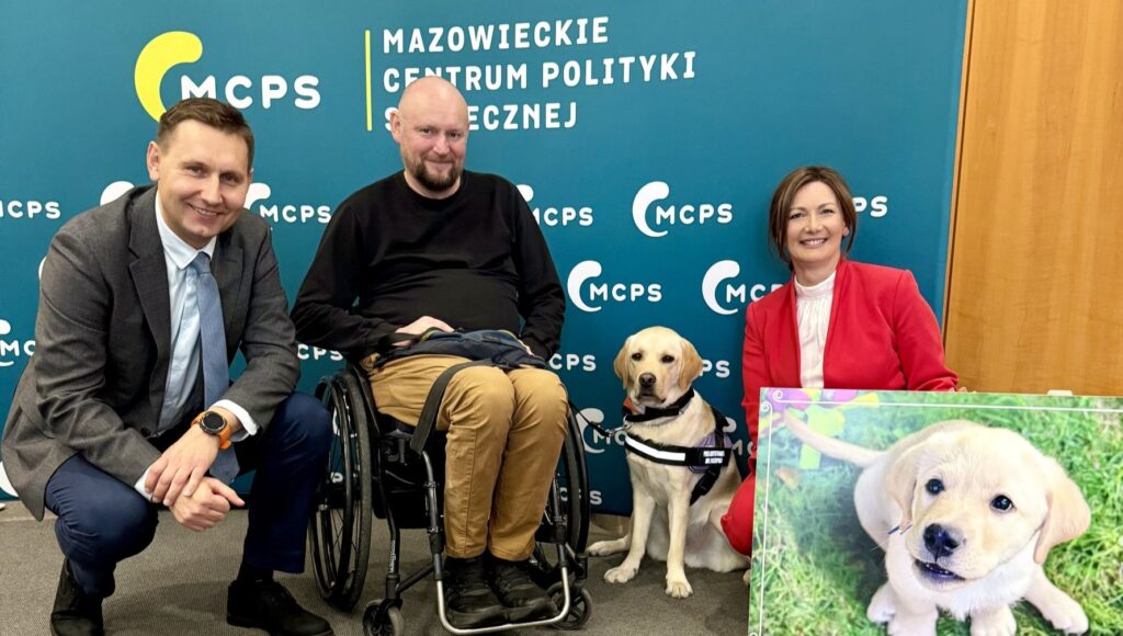 Pan Wojtek z psem Bemolem wyszkolonym w ramach projektu MCPS.