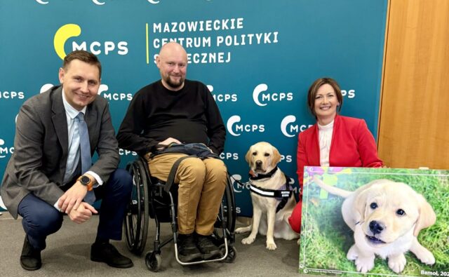 Pan Wojtek z psem Bemolem wyszkolonym w ramach projektu MCPS.