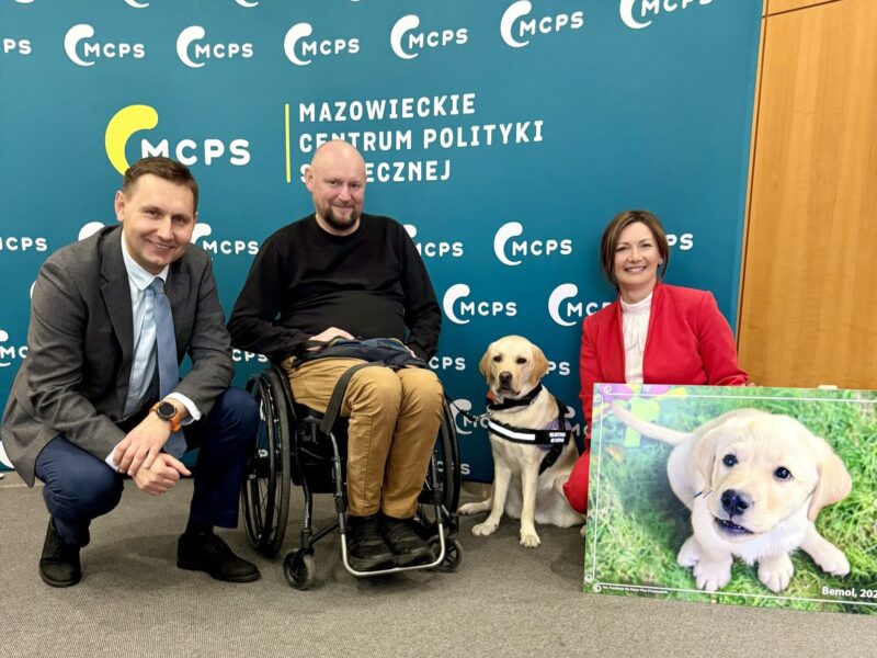 Pan Wojtek z psem Bemolem wyszkolonym w ramach projektu MCPS.