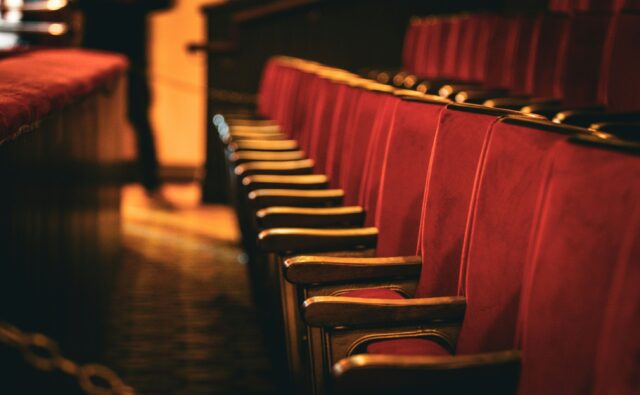 Na zdjęciu czerwone siedzenia widowni teatralnej.