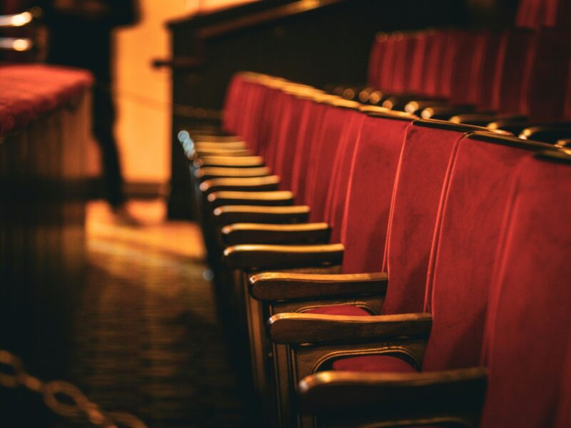 Na zdjęciu czerwone siedzenia widowni teatralnej.