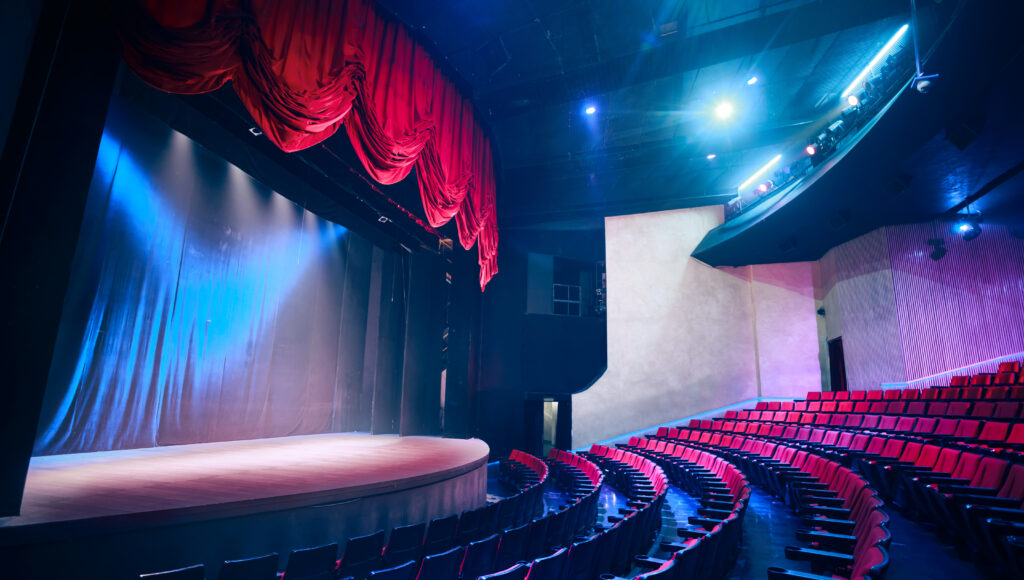 Na zdjęciu pusta widownia i scena teatralna.