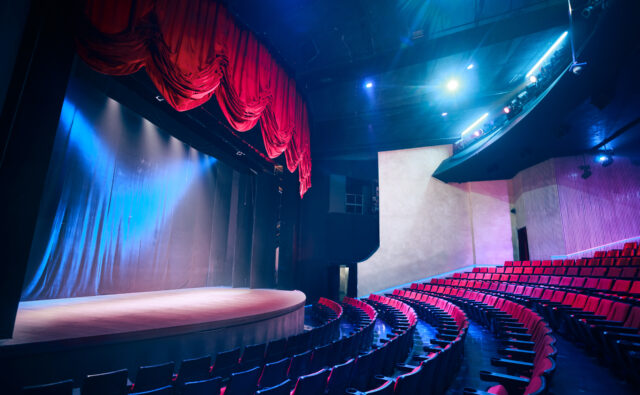 Na zdjęciu pusta widownia i scena teatralna.