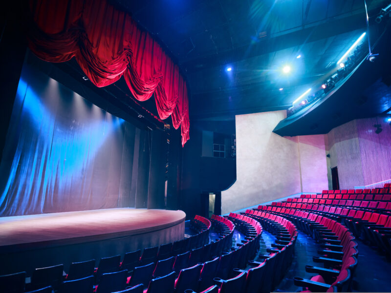 Na zdjęciu pusta widownia i scena teatralna.