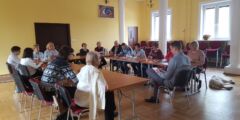 Uczestnicy warsztatów z Zarządzania czasem i własnymi pieniędzmi grają w grę ekonomiczną.