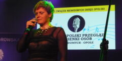Uczestniczka przeglądu wykonująca utwór