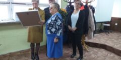 Ewa Redzimska odbiera pamiątkowy dyplom