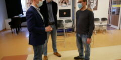Przedstawiciele firmy Gallium w rozmowie z pracownikiem Instytutu Tyflologicznego PZN. Wszyscy stoją.