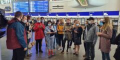 Grupa uczestników szkolenia na Dworcu Głównym w Warszawie