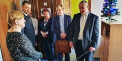 Na zdjęciu od lewej: Elżbieta Oleksiak (kierownik Centrum Rehabilitacji), Andrzej Brzeziński (prezes PZN), Izabela Hawryłow (sekretarz generalny PZN), Zdzisława Krupa (główna księgowa), asystent ministra Wdówika, minister Paweł Wdówik.
