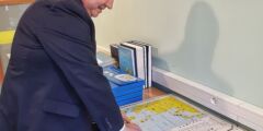 Minister Wdówik w pracowni map.