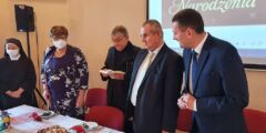 Wigilia PZN. Od lewej s. Ludmiła, Anna Woźniak-Szymańska (prezes honorowy PZN), ks. Andrzej Gałka (krajowy duszpasterz środowiska osób niewidomych i słabowidzących), minister Paweł Wdówik i Andrzej Brzeziński (prezes PZN).