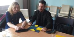 Uczestnik szkolenia poznaje pomocy tyflopedagogiczne