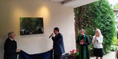 Odsłonięcie tablicy. Na zdjęciu Julian Osiecki, nadzwyczajny członek PZN, Andrzej Brzeziński, prezes ZG PZN, ks. Tomasz Łukasiuk, diecezjalny duszpasterz osób z niepełnosprawnościami narządu wzroku oraz Elżbieta Jabłko, dyrektor olsztyńskiego ośrodka.