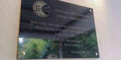 Odsłonięta tablica, a na niej następująca treść: Niepubliczny Zakład Opieki Zdrowotnej Ośrodek Mieszkalno-Rehabilitacyjny Polskiego Związku Niewidomych w Olsztynie im. Danuty Soczewki i Tadeusza Milewskiego. Data: Olsztyn 21.09.2022 r.