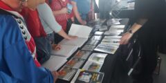 Uczestnicy konferencji REHA oglądają czasopisma i publikacje PZN