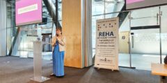 Elżbieta Oleksiak, kierownik Centrum Rehabilitacji PZN, podczas wystąpienia pt. „Projektowanie i adaptacja przestrzeni publicznej do potrzeb osób niewidomych i słabowidzących − zalecenia, przepisy, doświadczenia"