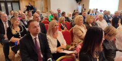 Zgromadzeni goście podczas uroczystości nadania imienia ośrodkowi.