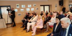 Zgromadzeni goście. Na zdjęciu m.in. p. Danuta Soczewka oraz Anna Woźniak-Szymańska, prezes honorowa PZN.