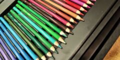 Rozłożone w równy rzędzie kolorowe kredki...