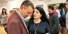 Prezes PZN, Andrzej Brzeziński, rozmawia z Grażyną Wuls, opiekunką Tyflogalerii PZN.