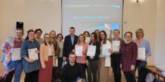 Uczestnicy szkolenia LEGO BRAILLE BRICKS wraz z prezesem ZG PZN. Uczestnicy w rękach trzymają certyfikaty ukończenia szkolenia,