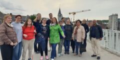 Część międzynarodowej grupy na moście des Arches nad rzeką Meuse