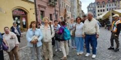 Uczestnicy spaceru warszawskimi śladami Reymonta