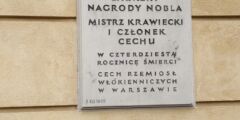 Tablica upamiętniająca Władysława Reymonta na ścianie budynku.