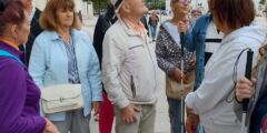 Uczestnicy spaceru warszawskimi śladami Reymonta